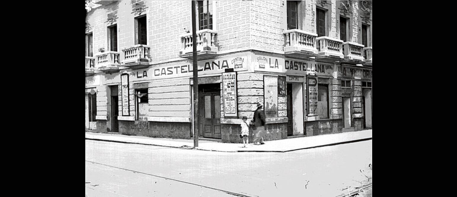 Cantina La Castellana en
1927, ubicada
en el cruce de
Luis Moya y Ayuntamiento. Fue un lugar donde convivieron los trabajadores de la estación de radio XEW./ Mediateca INAH