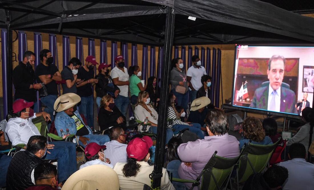 Salgado Macedonio y Mario Delgado ven desde el plantón afuera de la sede del INE transmisión de la sesión / Armando Martínez. EL UNIVERSAL