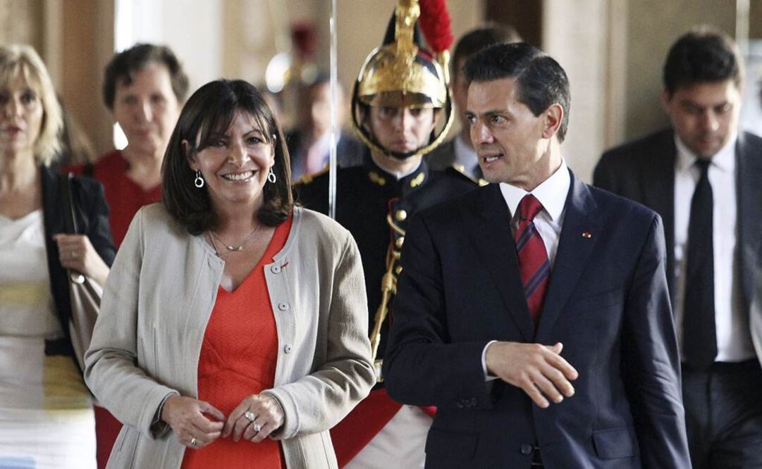 La alcaldesa de París, Anne Hidalgo, recibe al presidente mexicano, Enrique Peña Nieto antes de un encuentro en el Ayuntamiento de la capital francesa. (Foto: EFE)