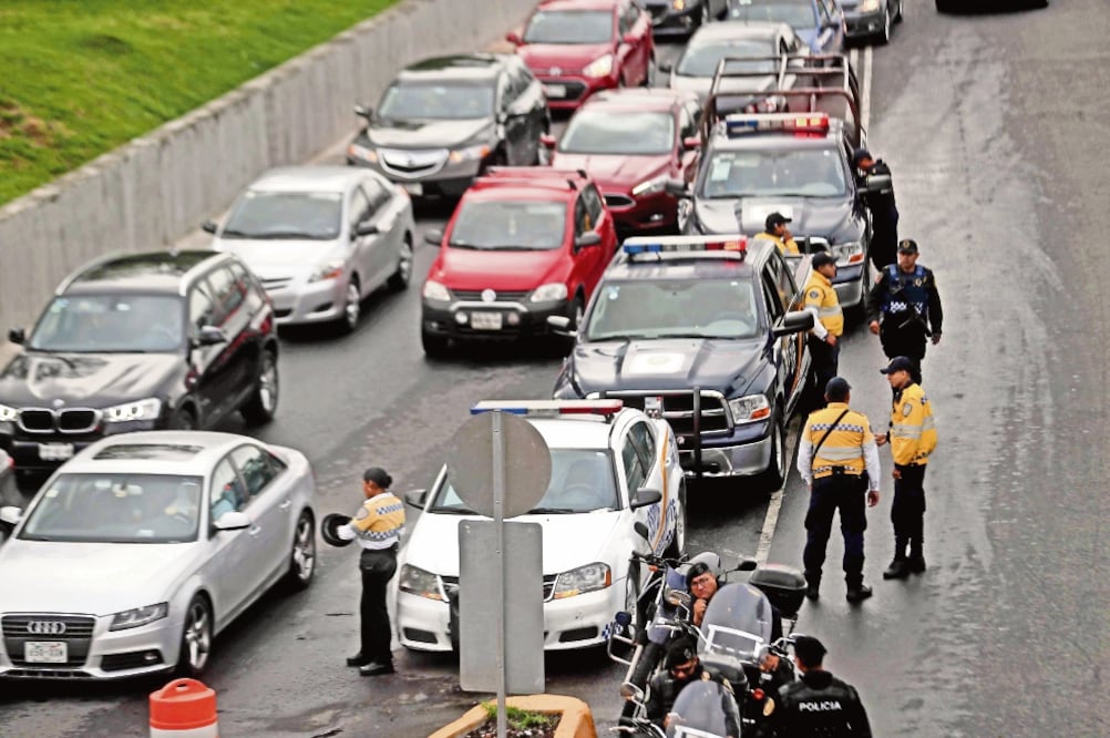Conductores que utilizan Periférico advirtieron que por ahora los delincuentes desaparecerán, pero cuando se vaya la policía, retornarán (FERNANDO RAMÍREZ. EL UNIVERSAL)