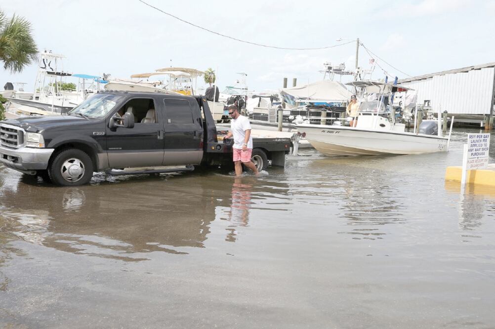 Antes de tocar tierra en Florida, el huracán Mich ael ya había dejado ayer inundaciones en ese estado de la Unión Americana. Foto: SCOTT KEELER. XINHUA