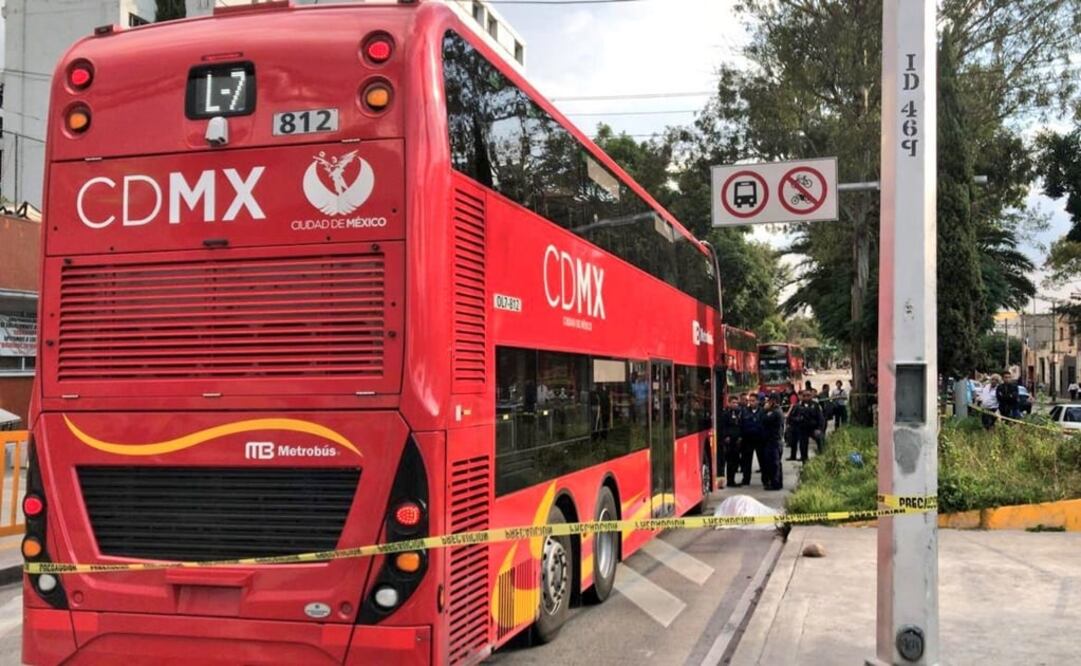 Aspectos de la unidad que atropelló a un hombre esta tarde (Foto: especial)