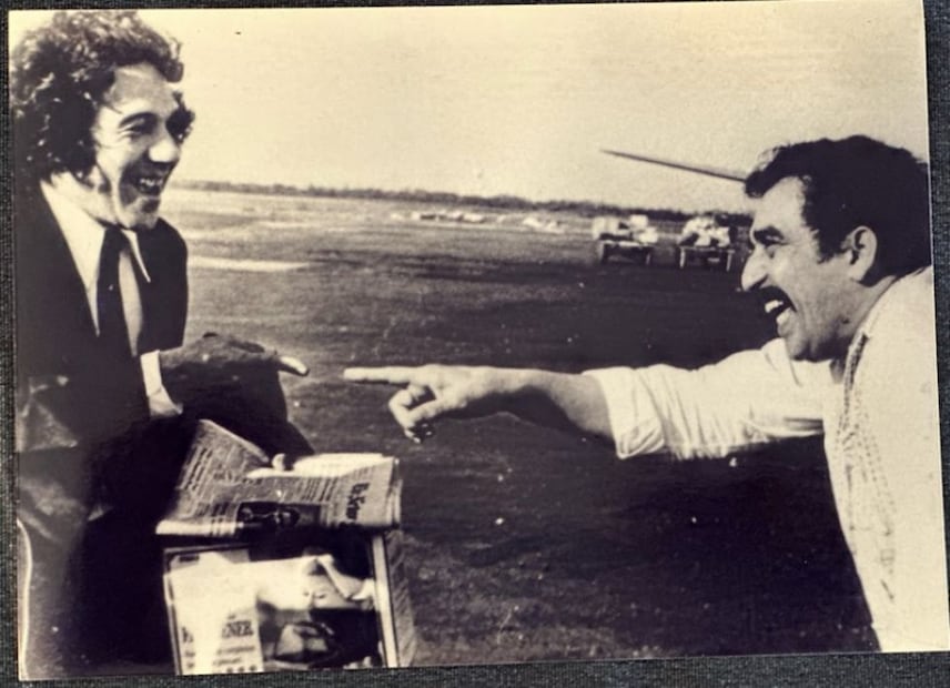 Álvaro Cepeda Samudio al regreso de un viaje de negocios de Nueva York. Gabriel García Márquez lo recibe en el aeropuerto de Soledad en 1971. Tomada del Catálogo de la exposición 100 años
Álvaro Cepeda Samudio. Mito, obra, fama (MAMB)