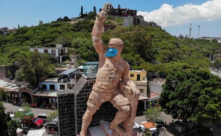 Ponen cubrebocas a escultura de “El Pípila” en Guanajuato