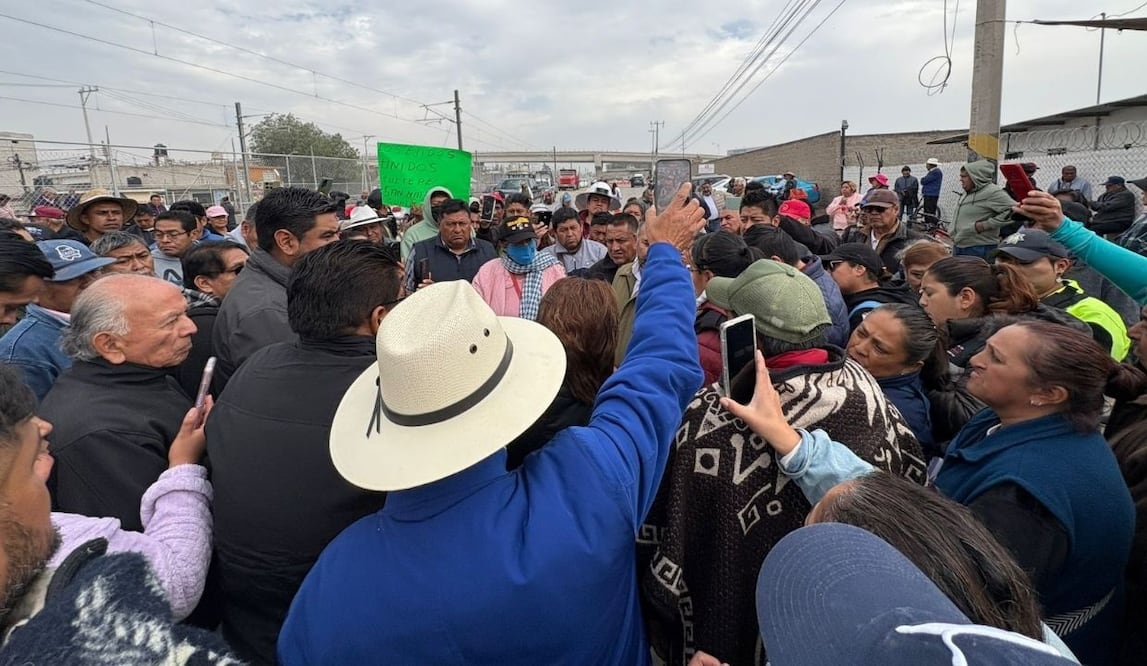 Ejidatarios bloquean vialidad en Edomex; exigen pagos y cambio de nombre de estaciones. Foto: Arturo Contreras