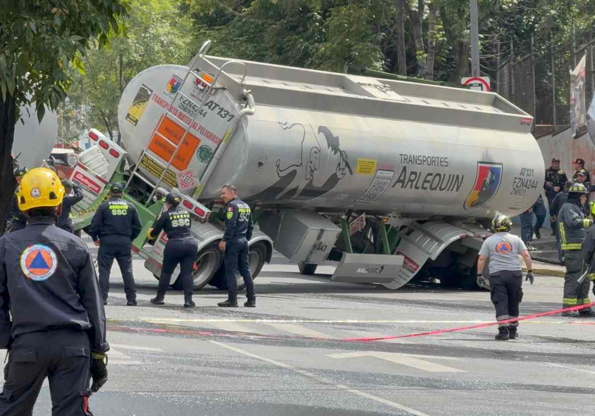 ⚠️ Pipa con 34 mil litros de diésel se ladea en alcaldía Álvaro Obregón