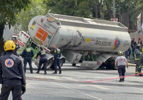 Pipa con 34 mil litros de diésel se ladea en alcaldía Álvaro Obregón y genera movilización de servicios de emergencia; no hay lesionados
