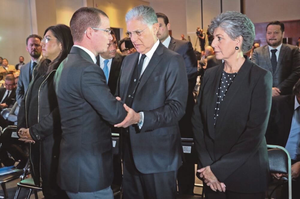 Unidad blanquiazul. Ricardo Anaya saluda a los padres del senador Rafael Moreno Valle durante el homenaje luctuoso a éste y a su esposa, la gobernadora de Puebla, Martha Erika Alonso, así como a Héctor Baltazar, secretario particular (JUAN CARLOS REYES. )