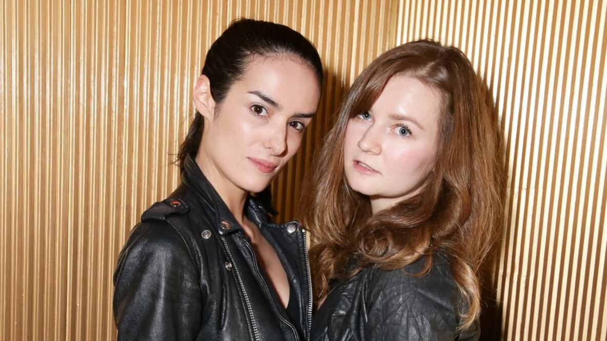 Esta foto de Elle Dee (izquierda) con Anna Delvey (su verdadero nombre era Anna Sorokin) fue ampliamente compartida cuando se destapó el caso de la estafadora (BFA)