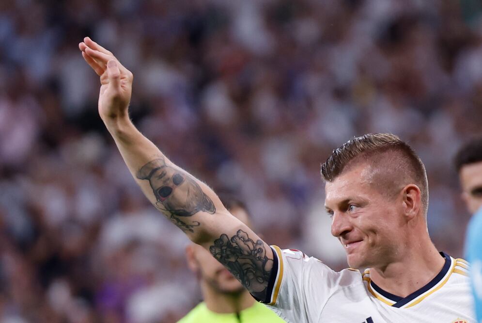 Toni Kroos saluda al público del Santiago Bernabéu - Foto: EFE