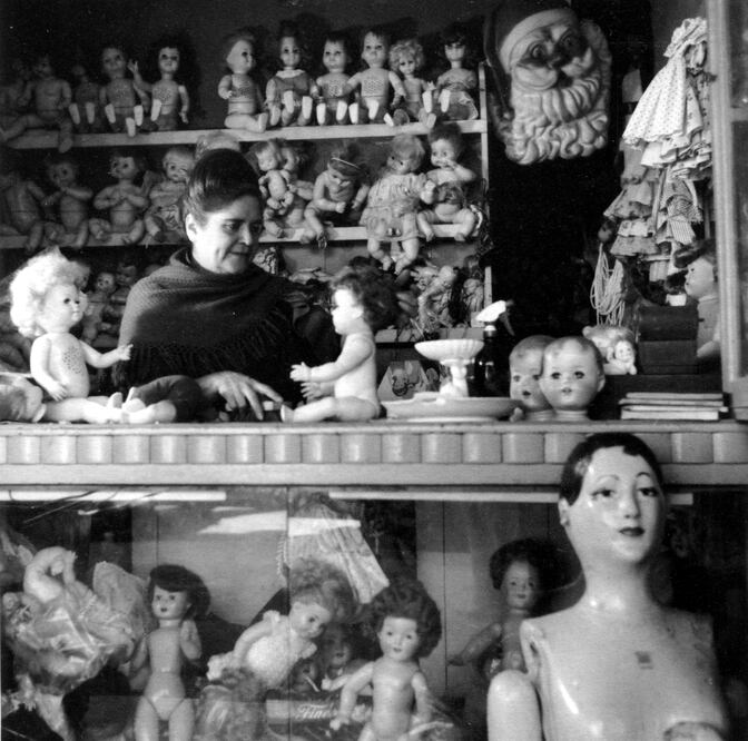 El hombre que revive muñecas