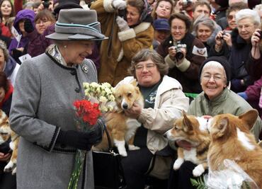 Con desfile de corgis, seguidores de la realeza rinden homenaje a la reina Isabell II