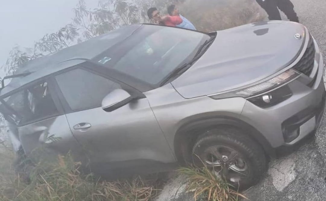 Choque entre auto y transporte público deja diversos heridos en carretera Tizimín-Mérida (09/02/2026). Foto: Especial