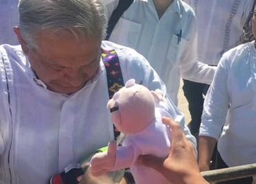 Ahora le tocó a AMLO; le avientan un Dr. Simi en su visita a Oaxaca