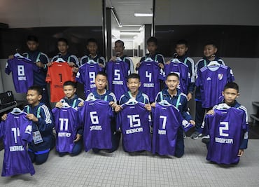 Niños rescatados de cueva en Tailandia juegan partido en el Monumental de Argentina