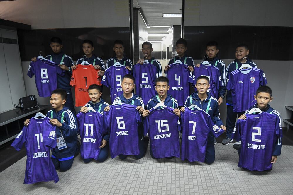 Al llegar al vestuario se habían sorprendido al encontrar cada camiseta morada, alternativa de River, con sus nombres en la espalda (Foto: Xinhua)