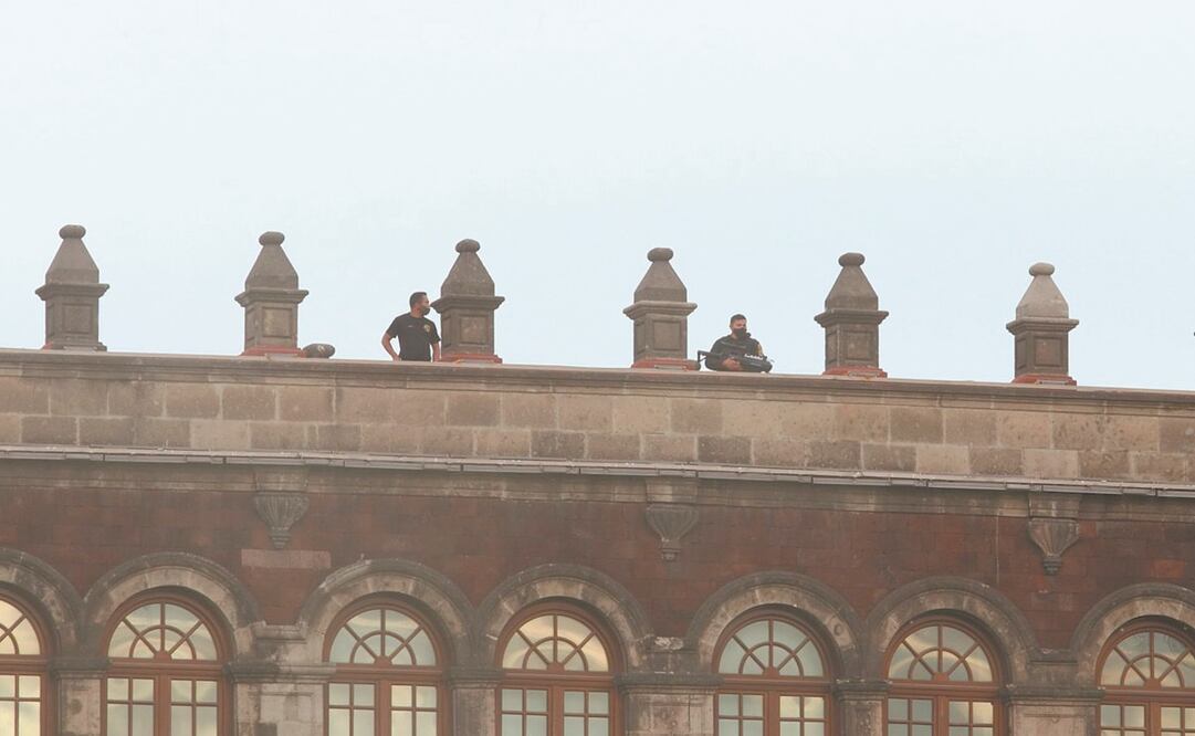 En la marcha del 8M, hombres fueron vistos en el techo de Palacio Nacional. Presidencia afirmó que tenían dispositivos antidrones, no armas. Foto: ARCHIVO EL UNIVERSAL