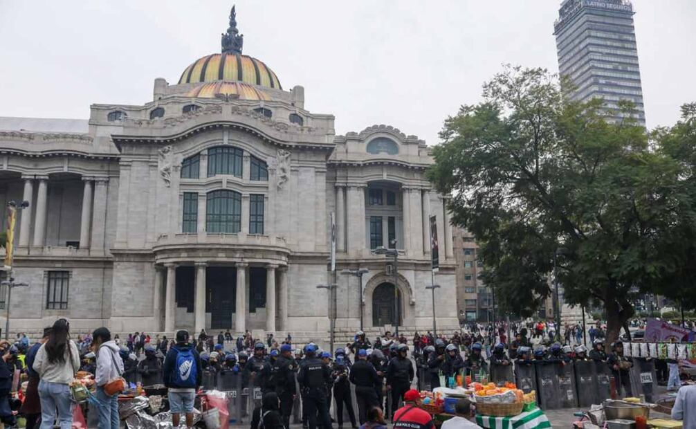 Aproximadamente 80 comerciantes ambulantes fueron replegados por elementos de la SSC hasta el monumento a Beethoven en la alameda central.
Foto: Francisco Rodríguez/EL UNIVERSAL