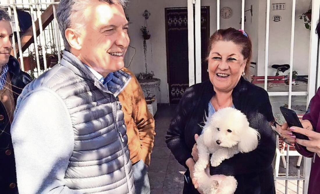 El presidente Mauricio Macri charla con residentes en el municipio bonaeren se de San Miguel, ayer, en una jornada llamada “timbreada nacional” (TOMADA DE FACEBOOK)