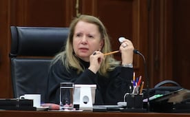 Loretta Ortiz se quita implante coclear en sesión de la Corte; explica necesidad de consultar a personas con discapacidad