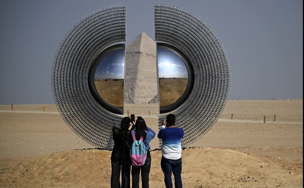La instalación “The Shen”, de Mert Ege Kose, en Guiza, Egipto, el 11 de noviembre de 2025. Foto: EFE