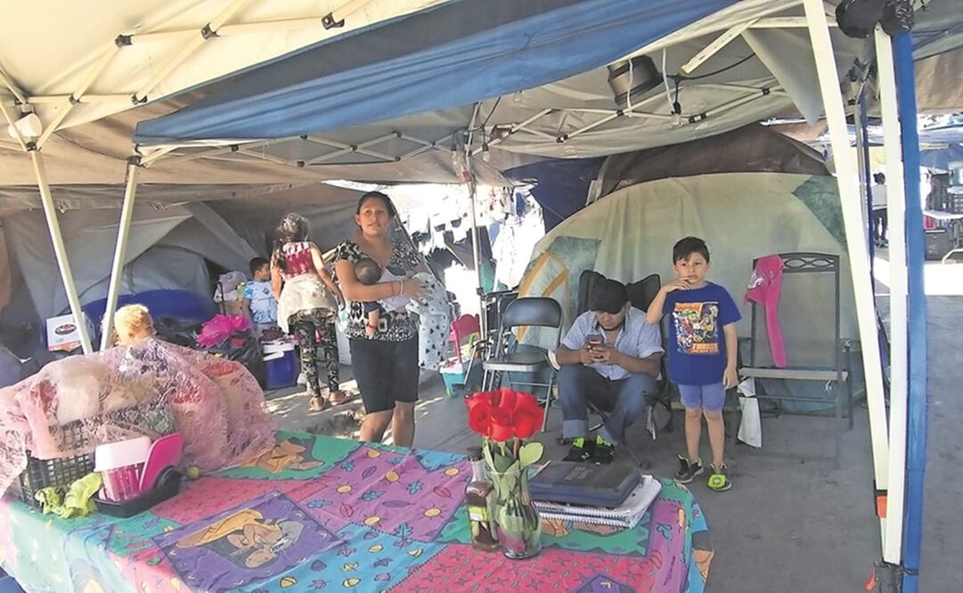 La familia Regalado Pineda explica que en una casa de campaña que les obsequiaron tienen que dormir siete personas. Foto: Sandra Tovar. El Universal