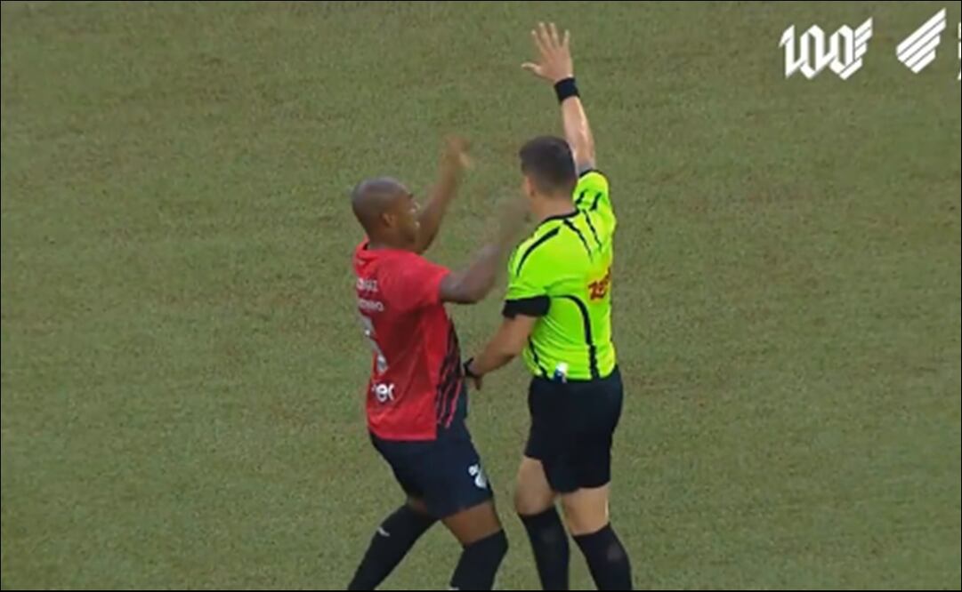 Fernandinho amenazó con golpear a un árbitro / Foto: Especiales