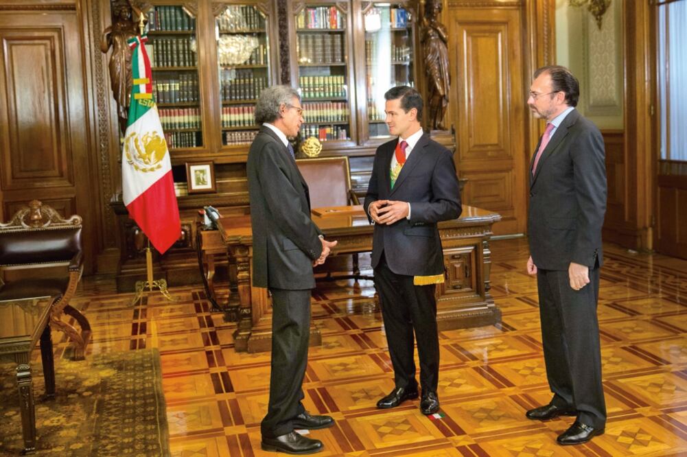 El presidente Enrique Peña, en compañía del canciller Luis Videgaray, recibió en el Salón Embajadores de Palacio Nacional a Luigi Maccotta, embajador de Italia, quien anunció que su país buscará impulsar el turismo entre ambas naciones. (PRESIDENCIA)