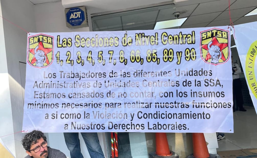 Trabajadores de la salud se manifestaron afuera del edificio de la dependencia para exigir mayor seguridad e higiene (08/04/2026). Foto: Especial