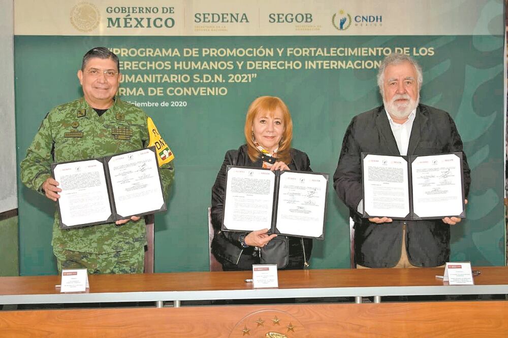 El secretario de la Defensa, Luis Cresencio Sandoval, y la titular de la CNDH, Rosario Pieda Ibarra, firmaron ayer un convenio de colaboración. El subsecretario de Derechos Humanos, Alejandro Encinas, fue testigo. Foto: ESPECIAL