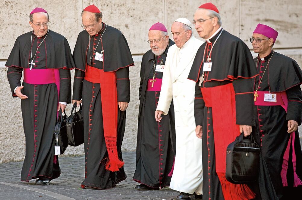 El papa Francisco, acompañado de obispos y cardenales, a su llegada, ayer, para la última sesión del sínodo, que hoy clausura con una misa en El Vaticano (ALESSANDRA TARANTINO. AP)