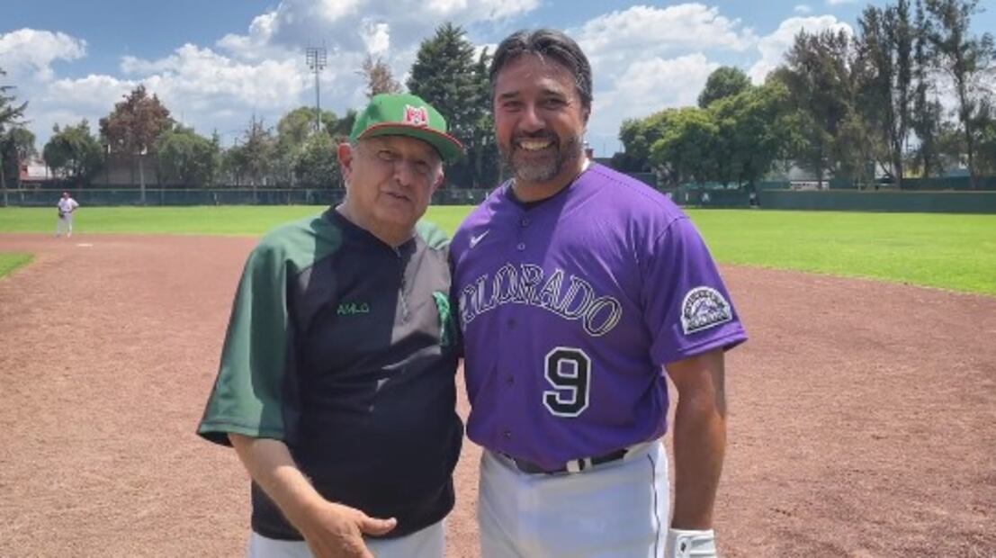 AMLO presume juego con las leyendas del beisbol en México