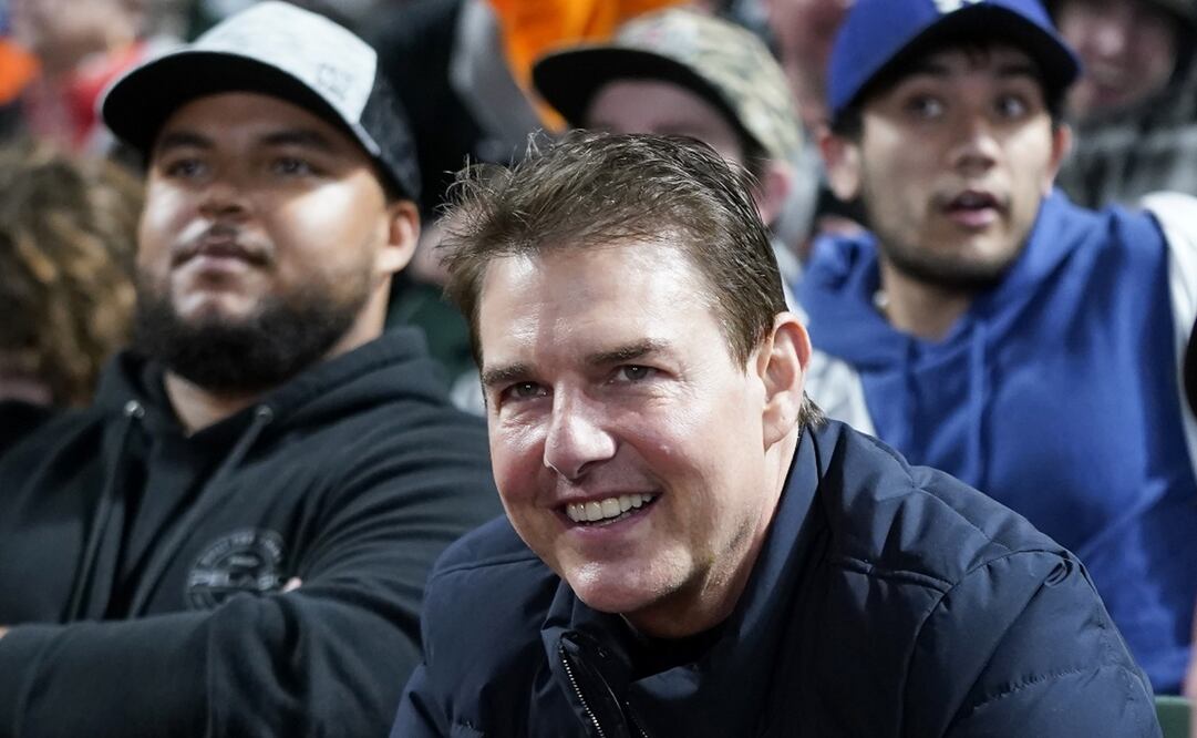Tom Cruise junto a su hijo Connor Cruise (de sudadera y gorra negra). Foto: AP Photo/Jeff Chiu