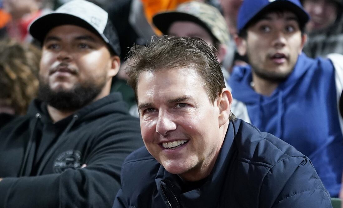 Tom Cruise junto a su hijo Connor Cruise (de sudadera y gorra negra). Foto: AP Photo/Jeff Chiu
