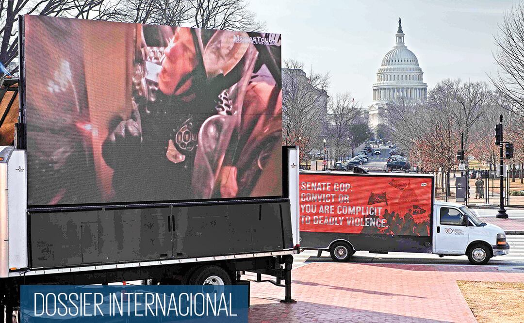 Una pantalla muestra el video de un oficial atrapado en el asalto al Capitolio, en Washington. La influencia del expresidente todavía es enorme, como se ha demostrado con el resultado del juicio político. Foto: Brendan Smialowski. AFP