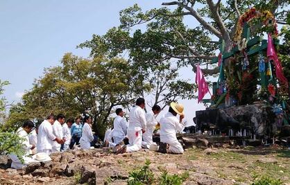 Pese a contingencia, indígenas realizan procesión religiosa en Chiapas