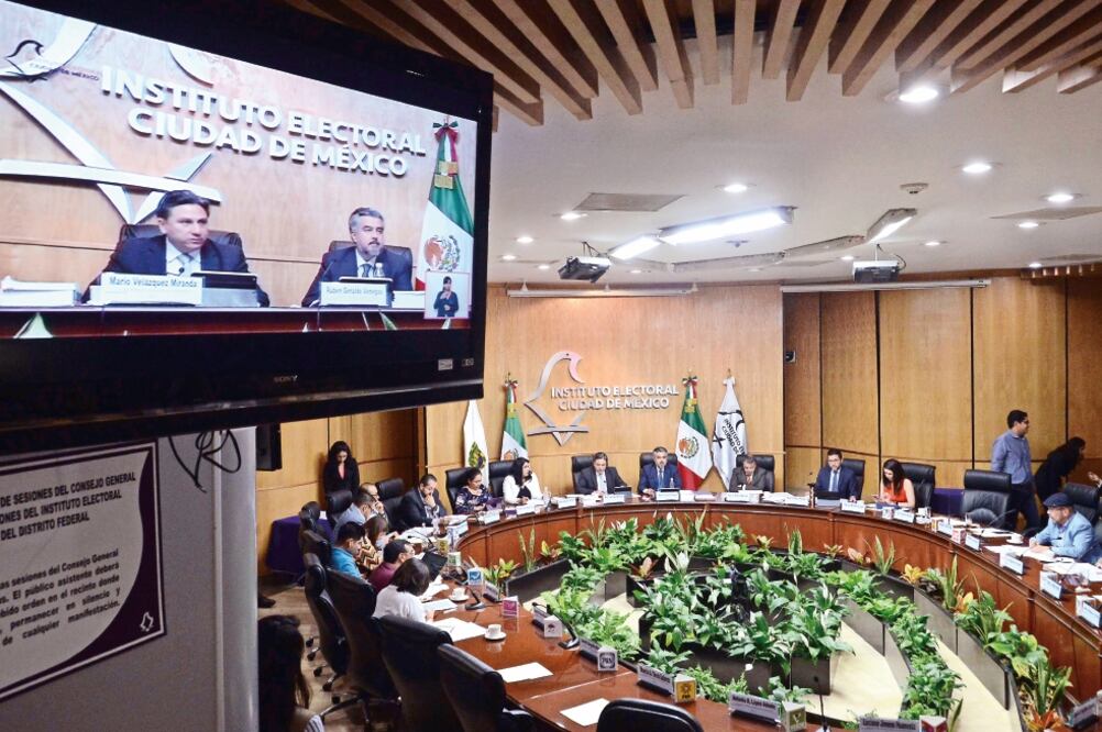 El Instituto Electoral de la Ciudad de México entregó las constancias de mayoría a algunos de los concejales que integrarán las alcaldías.