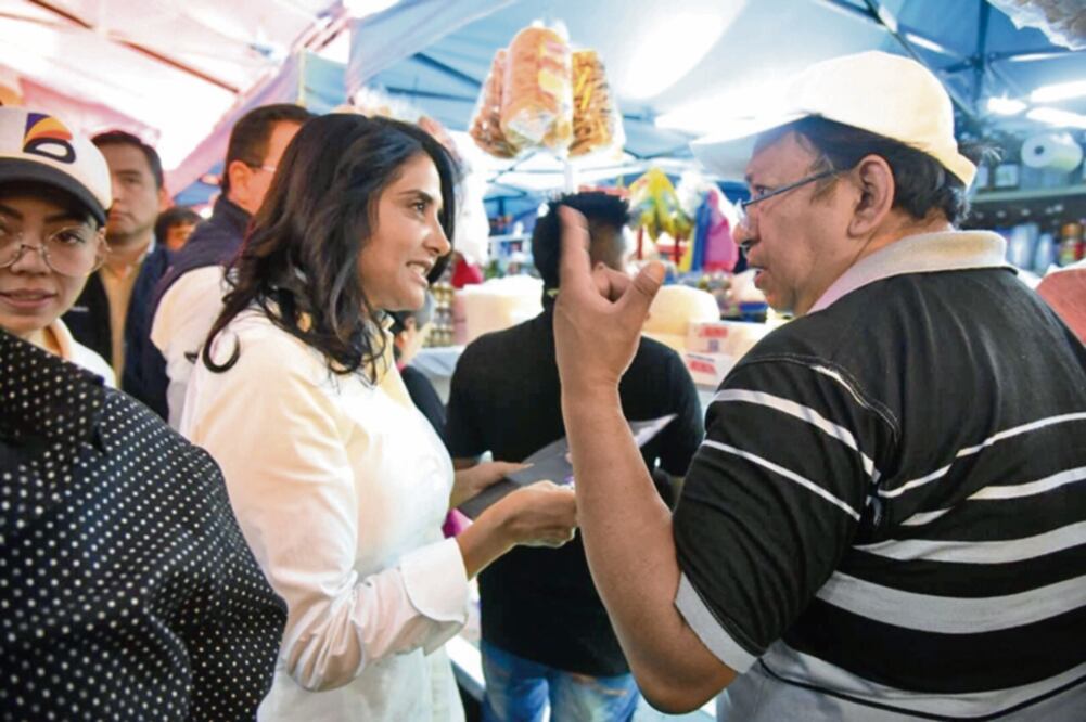 Respaldo. La perredista escuchó peticiones de locatarios del Mercado Hidalgo, quienes resultaron afectados por un incendio. Foto: CORTESÍA