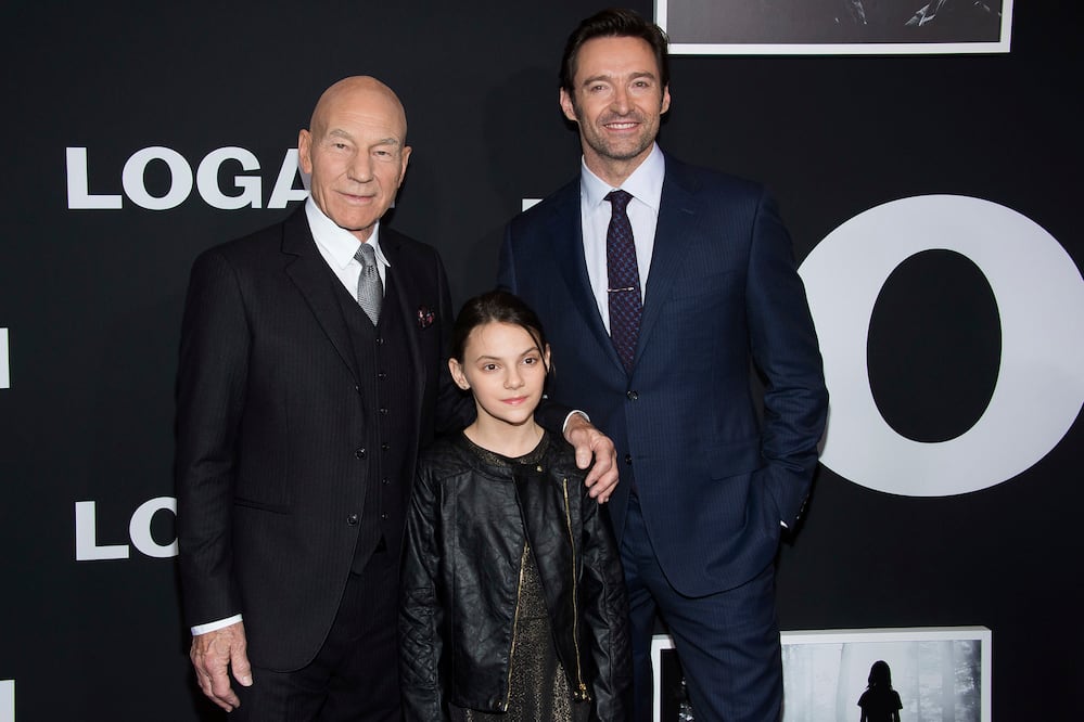 Patrick Stewart, Dafne Keen y Hugh Jackman en la presentación de "Logan" en el Jazz at Lincoln Center Frederick P. Rose Hall, en Nueva York (AP)
