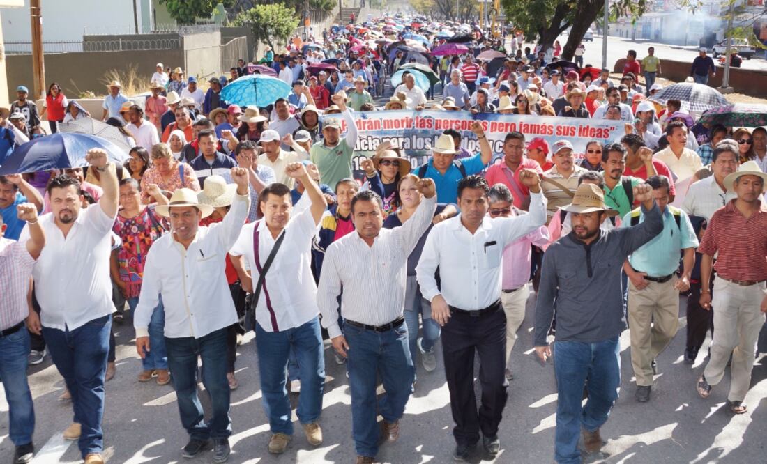 Eloy López Hernández (centro) marchó como nuevo secretario general de la Sección 22 al Zócalo de Oaxaca, el pasado día 22. Declaró en el primer acto tras su toma de protesta: “El castigo y justicia para Nochixtlán es una de mis prioridades”. (ARCHIVO)