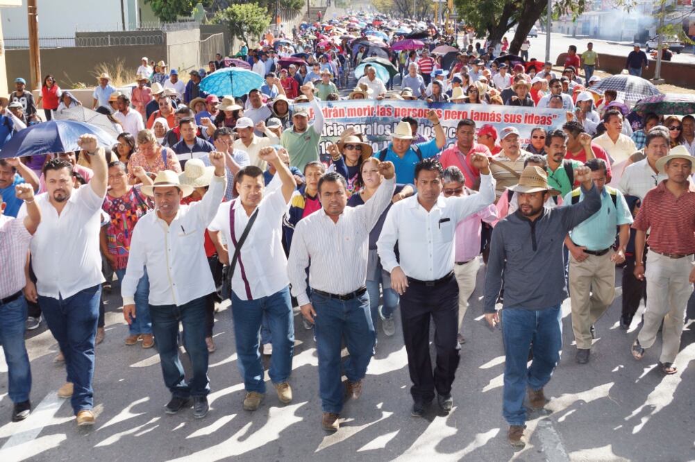 Eloy López Hernández (centro) marchó como nuevo secretario general de la Sección 22 al Zócalo de Oaxaca, el pasado día 22. Declaró en el primer acto tras su toma de protesta: “El castigo y justicia para Nochixtlán es una de mis prioridades”. (ARCHIVO)