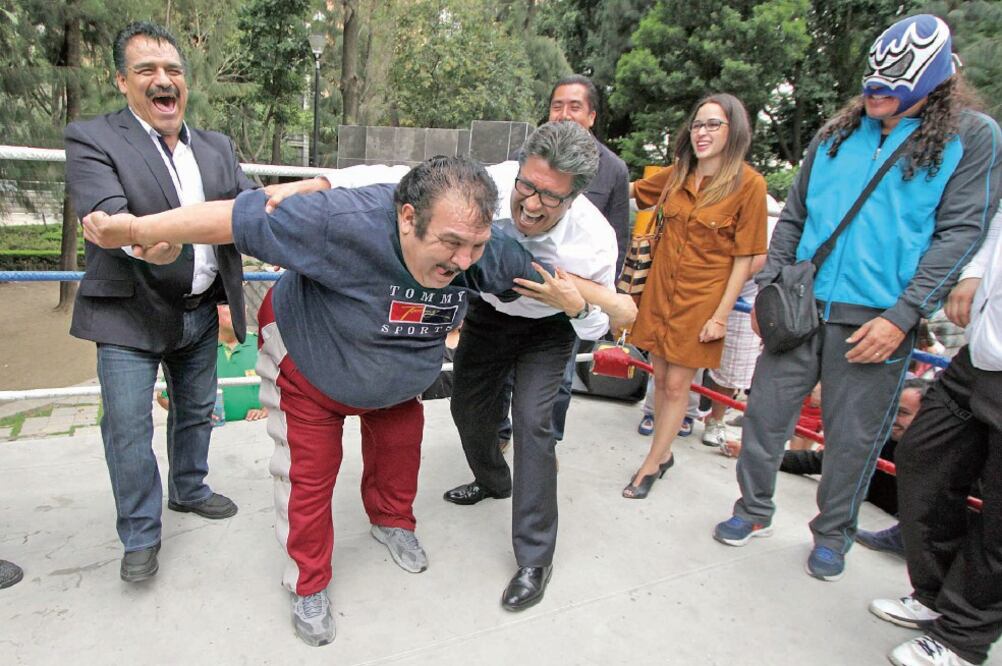 En un “mano a mano” con José Luis Alvarado Porky , el delegado Ricardo Monreal Ávila le aplicó el tirabuzón al luchador profesional que cuenta con más de 40 años de carrera, durante la función La Lucha contra la Corrupción (JUAN BOITES. EL UNIVERSAL)