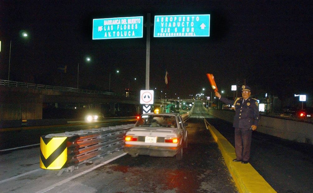 La mañana del 15 de mayo de 2006, el Director General de Tránsito del DF dio banderazo al primer usuario de último tramo del carril elevado de Periférico. El funcionario, Pedro Luna Castro, era conocido como el "Jefe Centella". Foto: Valente Rosas/Archivo EL UNIVERSAL.