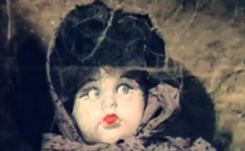 La muñeca diabólica que aparece en "Vacaciones de terror"; cada vez que sus ojos se movían ocurría algo malo.