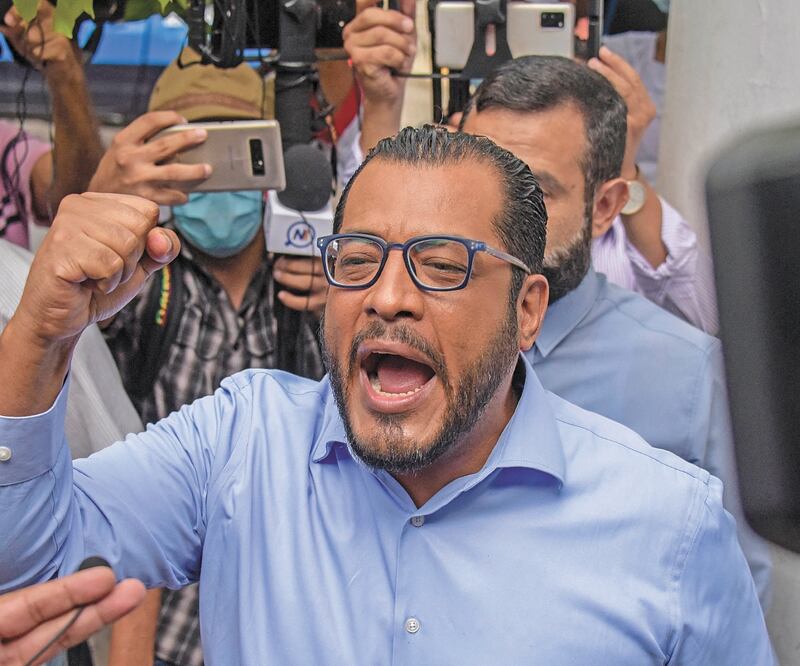 Félix Maradiaga, precandidato presidencial, ayer al llegar a su comparecencia ante el Ministerio Público. Foto: INTI OCON. AFP