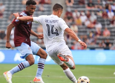 El increíble oso de 'Chicharito' Hernández en su regreso a las canchas con el Galaxy