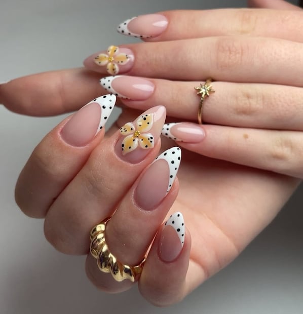 Las flores en 3D lucen muy chic con lunares. Foto: Instagram @mirixmc.nails