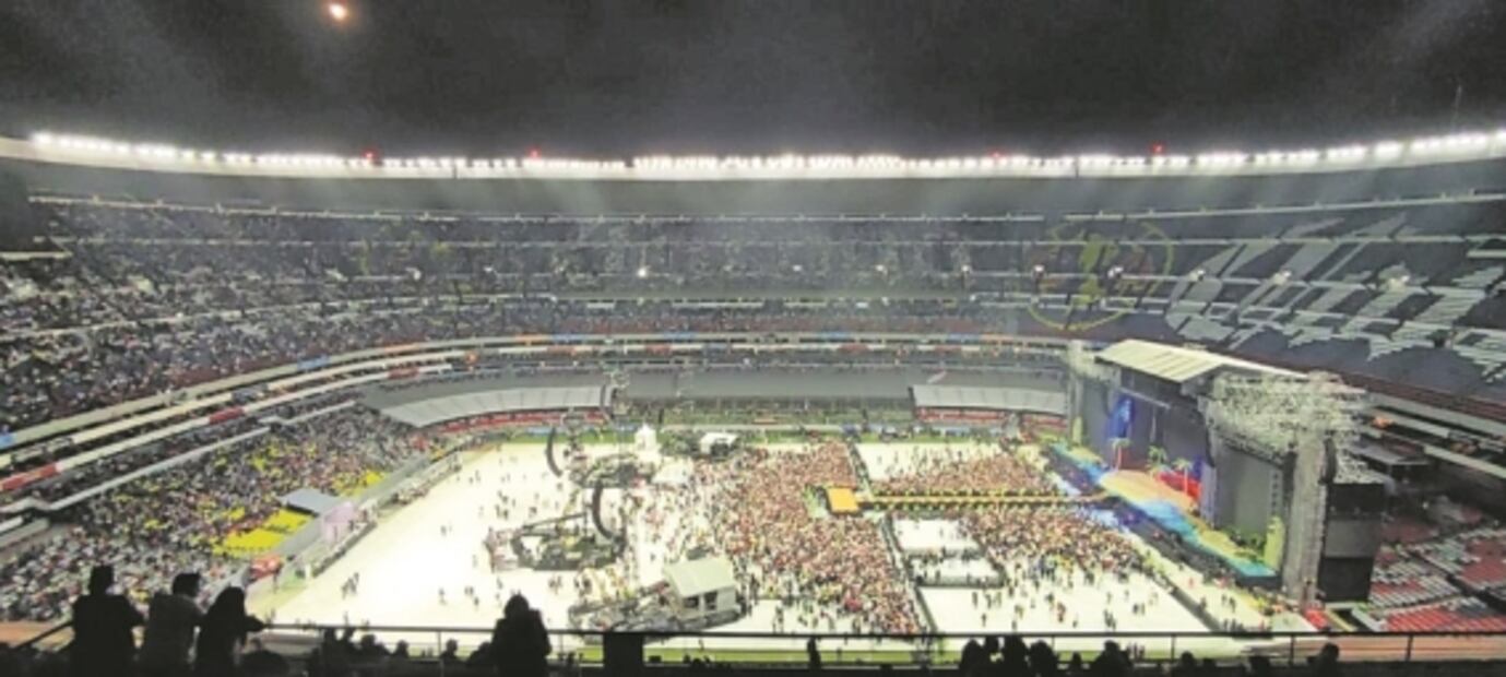 Fans de Bad Bunny perrean solos; caos afuera del Azteca