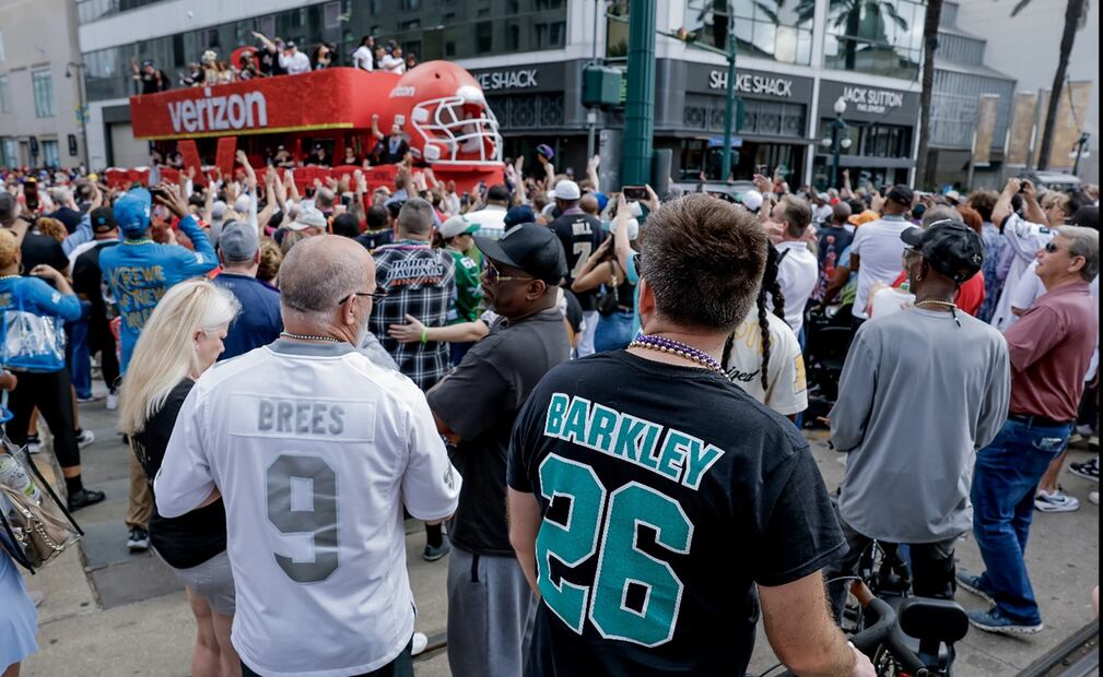 Miles de personas participan este sábado 8 de febrero de 2025 en el desfile del Super Bowl LIX en el que se enfrentarán los Chiefs de Kansas City contra las Águilas de Philadelphia, en el Caesars Superdome en Nueva Orleans. Foto: EFE