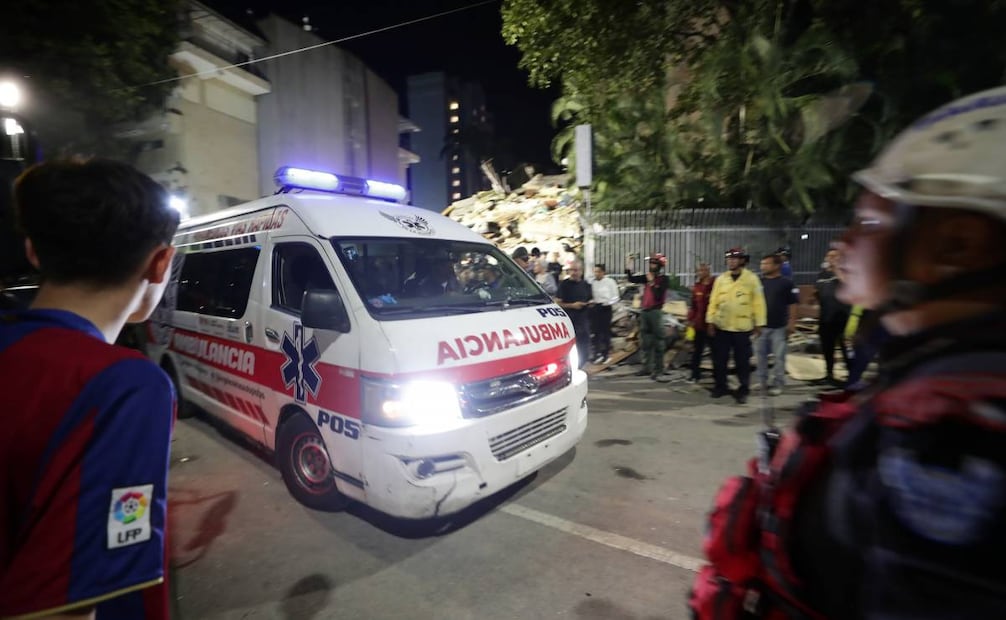Ambulancia transporta a una persona rescatada este miércoles, luego de dos fuertes terremotos que sacudieron el Caribe venezolano en Caracas. (24/06/26) Foto: EFE